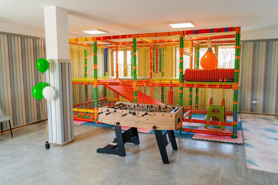 Loc de joacă interior cu masă de fusbol la Cerma Bucovina