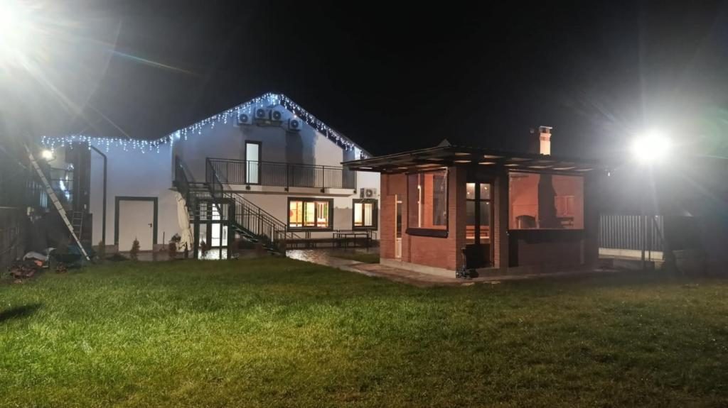 Proprietatea văzută din spate, seara