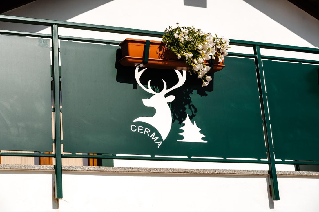 Intrarea cu logo-ul proprietății