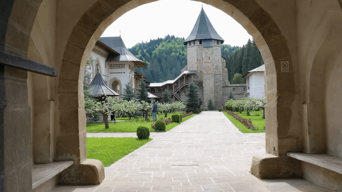 Mănăstire din bucovina la Cerma Bucovina